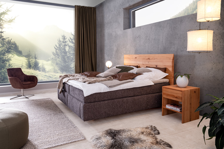 Boxspringbett mit Kopfhaupt aus Wildkernbuche und Boxunterbau in dunkelgrauem Stoff