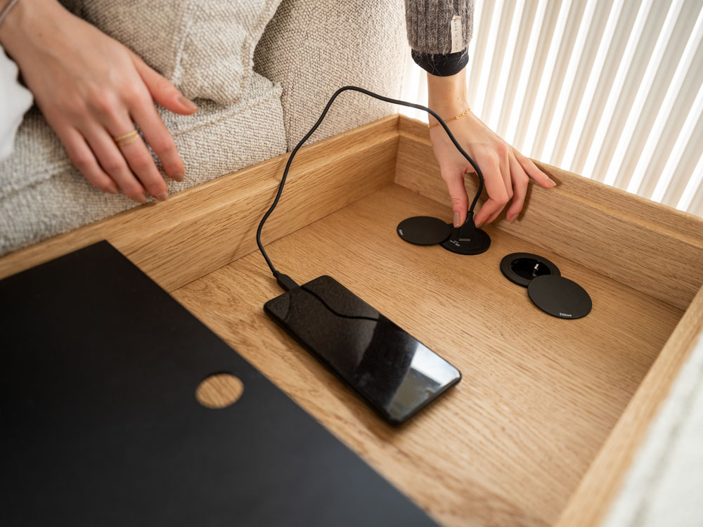 3xl-Novara_SG_SCO19_D5_Steckdose Handy Laden bei USB Anschluss im Holzmittelteil im Sofa