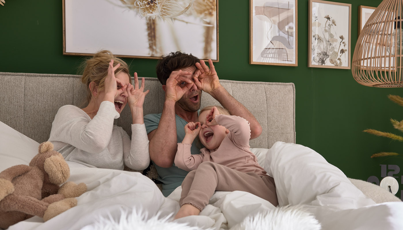 ADA Mindful Living Nirina Bett Familie spielt im Boxspringbett Nirina