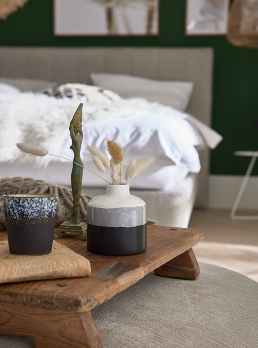 Europäisches Nirina Bett von ADA Mindful Living für achtsames Wohnen und entspannung im Bett Detailaufnahme von einem kleinen Beistelltisch im Schlafzimmer mit Dekoration