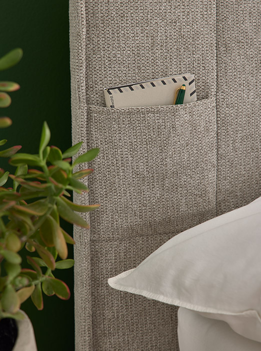 Hochwertiges Nirina Bett, sorgfältig gefertigt von ADA . Mindful Living Detailaufnahme von einem Bettkopfhaupt