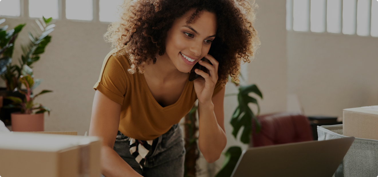ADA Kontakt – E-Mail Telefon Frau telefoniert und liest etwas am Laptop