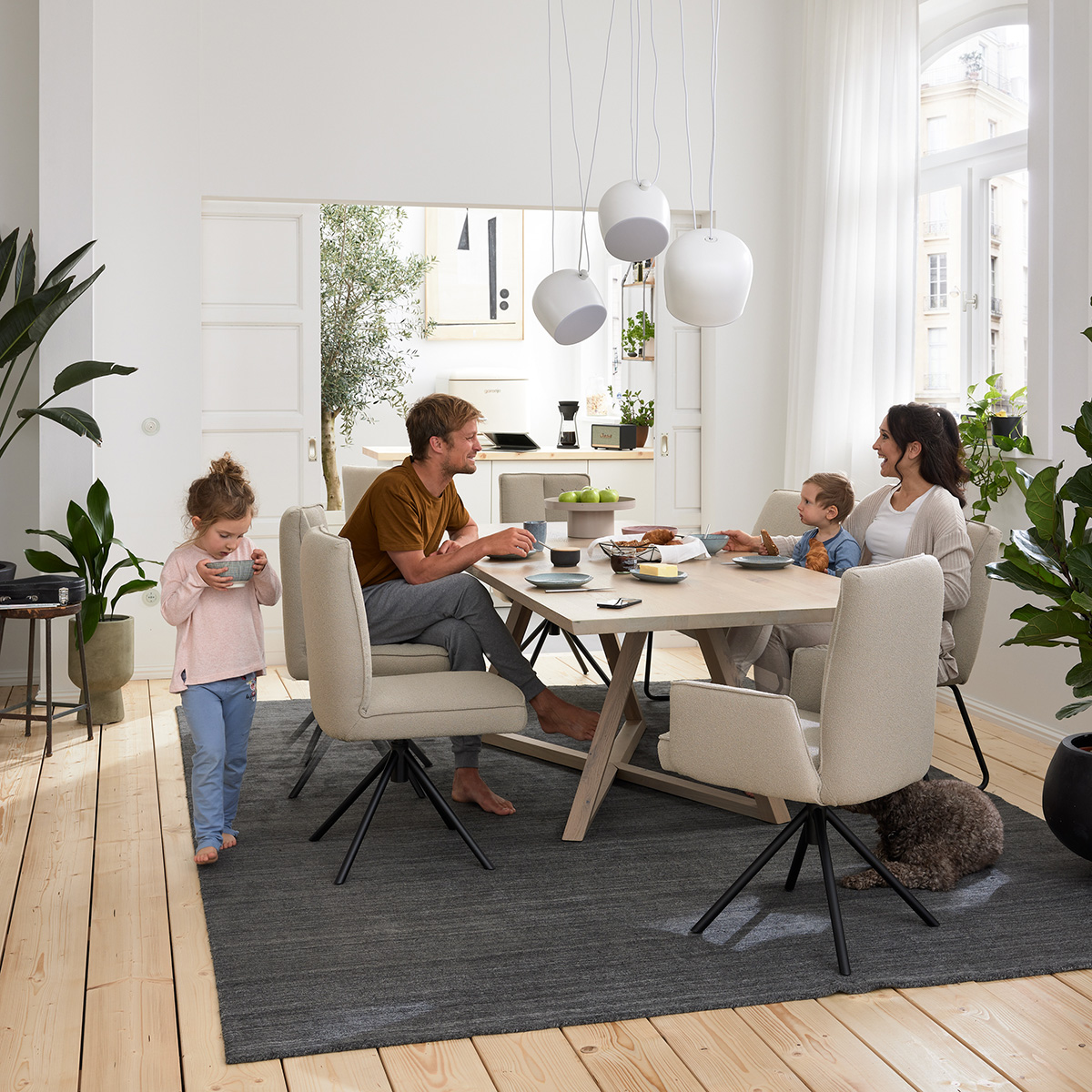Familie sitzt beim Frühstückstisch