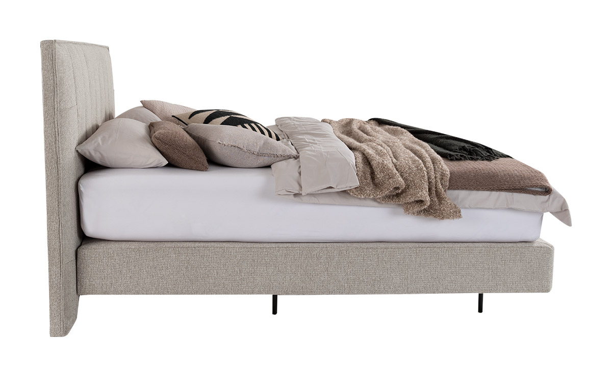 seitliche Ansicht von Boxspringbett mit Kissen und Decken