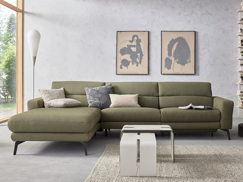Grünes Sofa in modernem Wohnzimmer