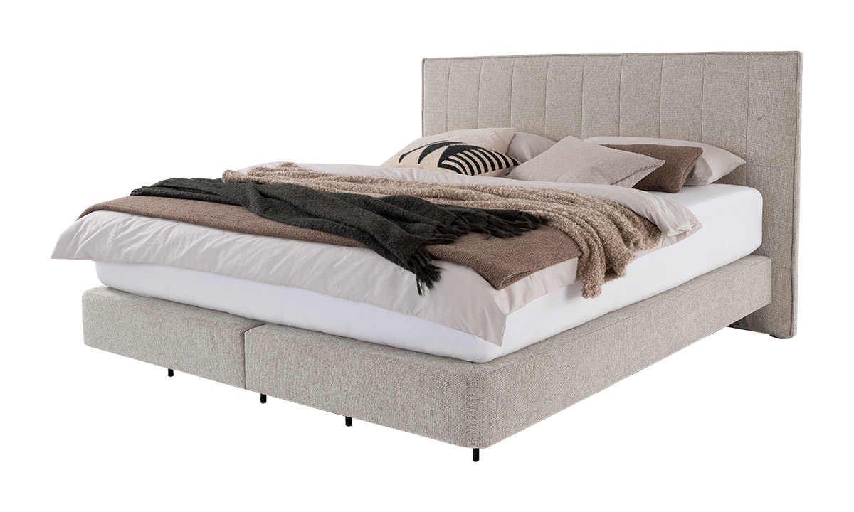 Boxspringbett mit Kissen und Decken