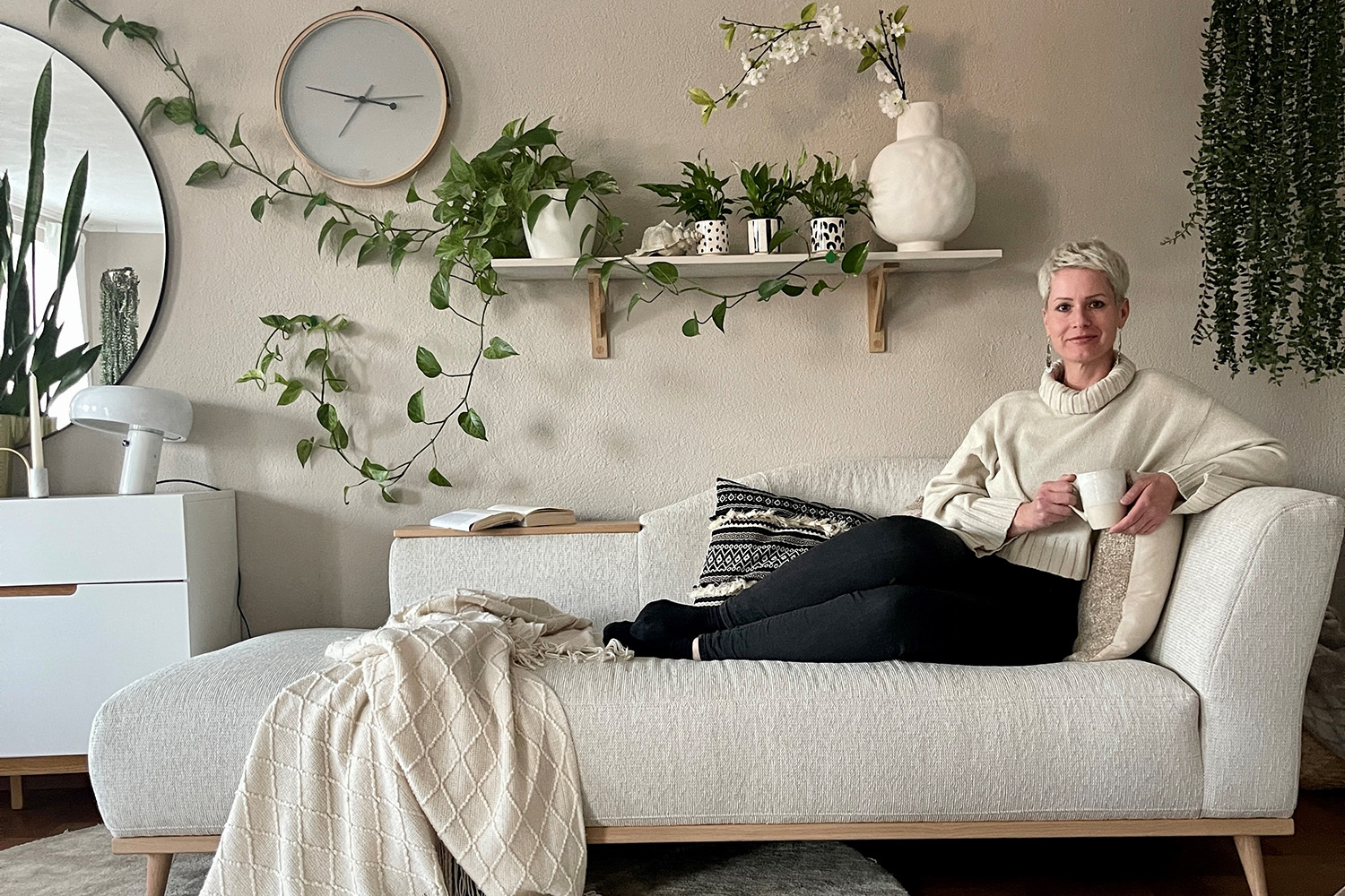 Frau lehnt auf einer beigen Chaiselounge