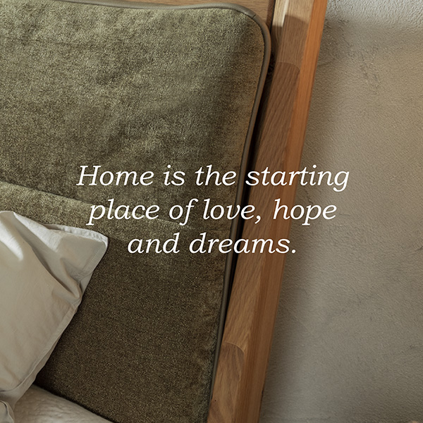 Detailaufnahme eine Bettes mit Zitat: Home is the starting place of love, hope and dreams
