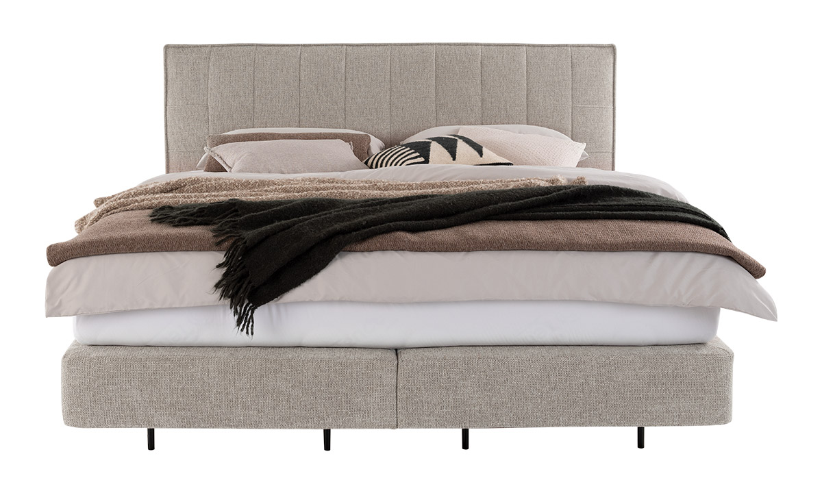 Frontalansicht von Boxspringbett mit Kissen und Decken