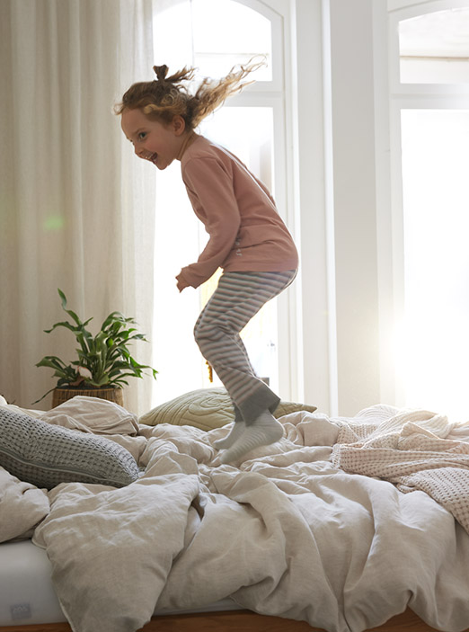 Auch Kinder haben Spaß im Massivholzbett Demadra.