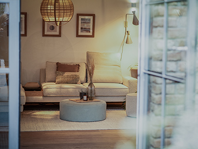 Eingang vom ADA apartment in Wien mit Sicht auf beiges Sofa Novara