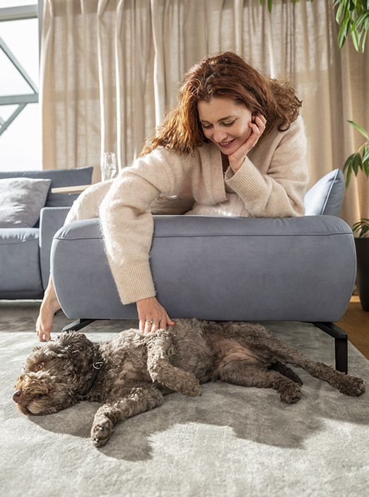Modern designte Couch von ADA . Mindful Living für den stilvollen Raum