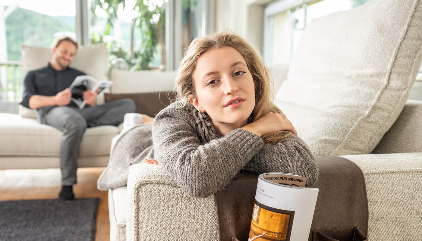 entspannen auf dem regionalen sofa von ada mindful living – novara produziert in österreich mit massivholz und qualität