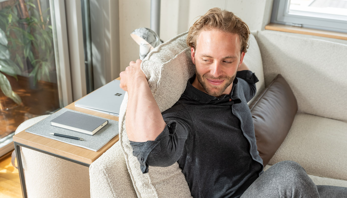 flexible kissen für extra viel sitzkomfort – ergonomisch sitzen auf der Couch mit Funktionskissen von ADA mindful living beim sofa novara