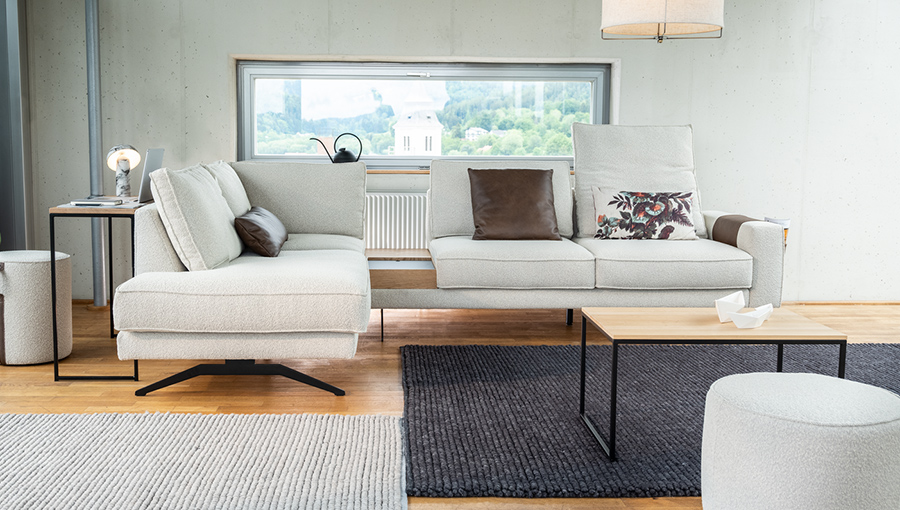 beiges Sofa in einem hellem Wohnraum