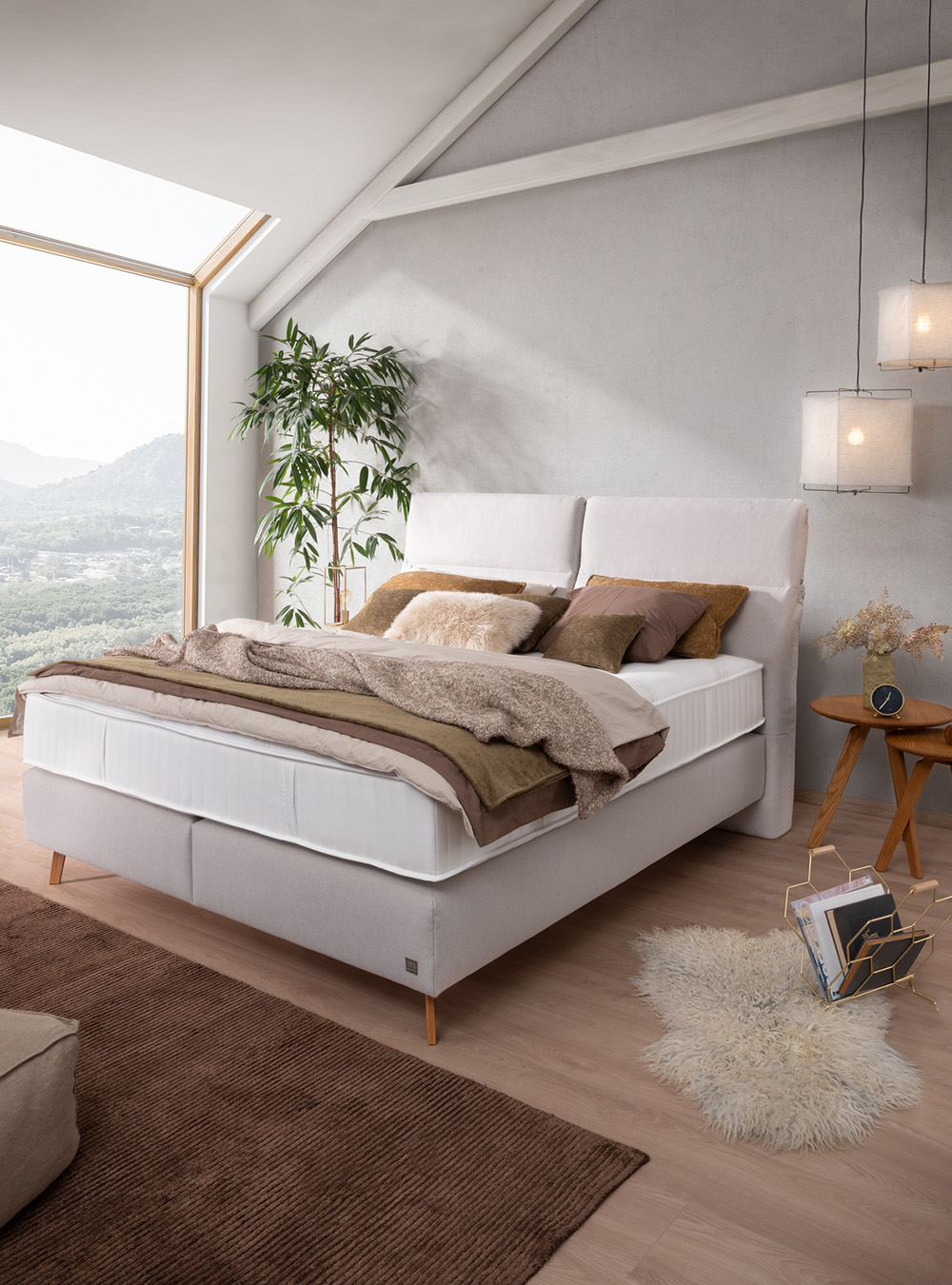 Minimalistisches Schlafzimmer mit beigem Boxspringbett Minimalistisches Schlafzimmer mit beigem Boxspringbett