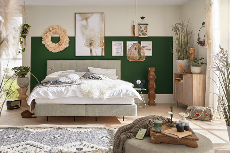 Modernes und helles Schlafzimmer im Boho-Stil mit Bett Nirina