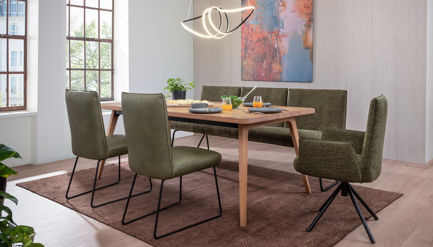 Essgruppe VITO von ADA . Mindful Living – Entspanntes Essen mit österreichischer Qualität Essgruppe Dulcis bestehend aus Sessel mit und ohne Armlehne und Essbank in dunkelgrünem Stoff