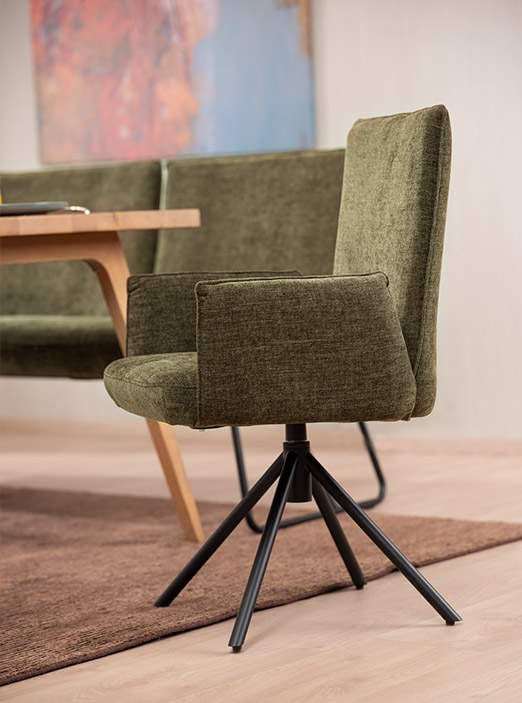 Essgruppe Vito von ADA . Mindful Living – Modern, hochwertig und nachhaltig produziert Esszimmerstuhl Dulcis mit ADAption-Funktion von ADA Mindful Living mit Armlehnen und Drehfuß