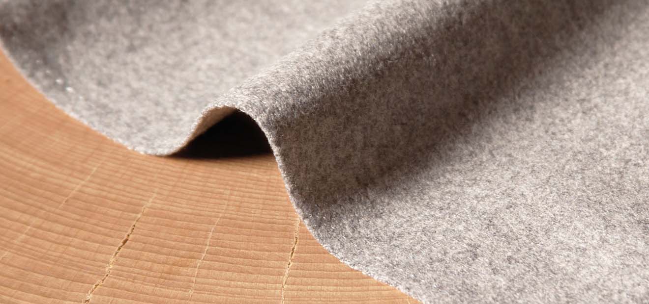 Ein Stück Holz mit einem Stoff darauf
