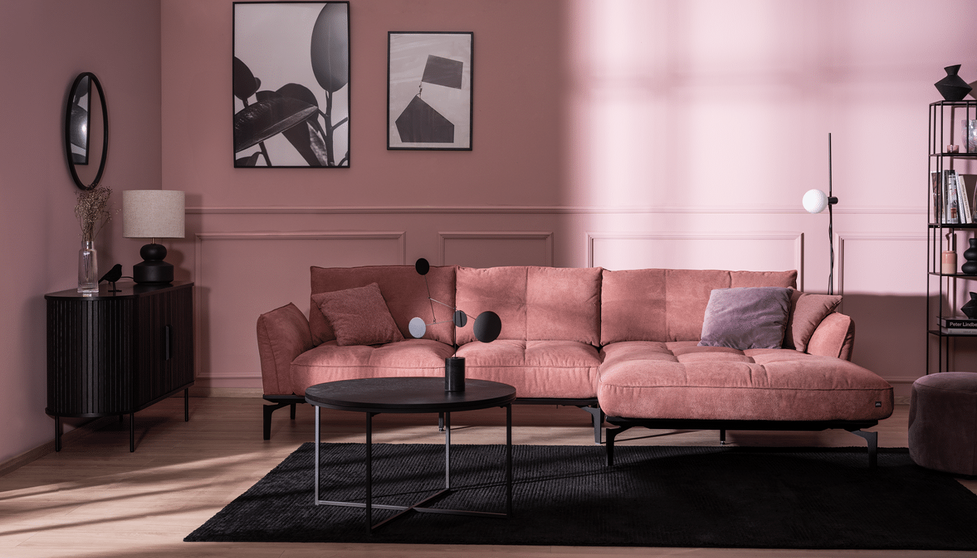 4xl-CALTHA (2) Die Sonne scheint in das rosa Wohnzimmer mit schwarzen Highlights
