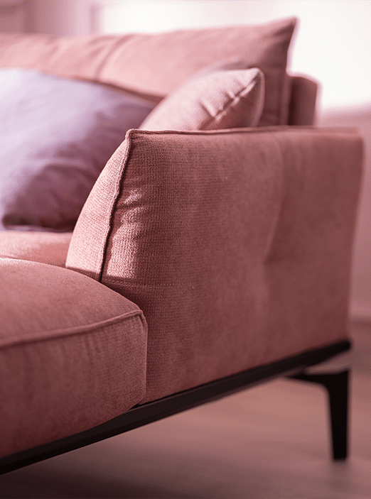 4xl-CALTHA (5) Detailaufnahme der Armelehne eines rosa Sofas
