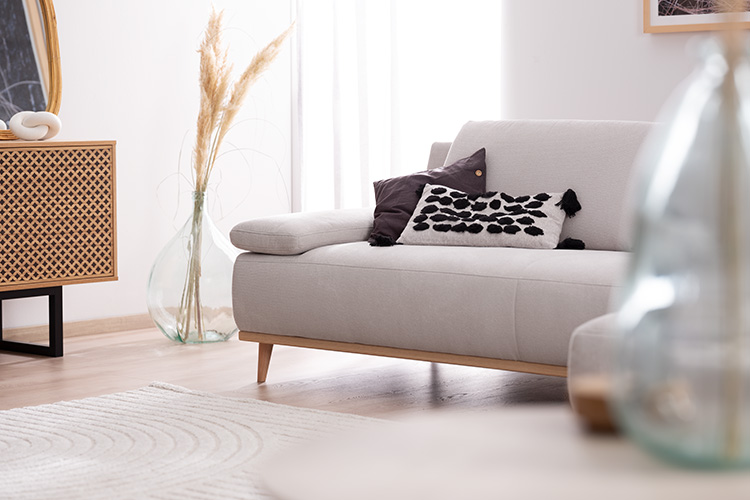 Geordnetes Wohnzimmer mit Sofa Tivoli