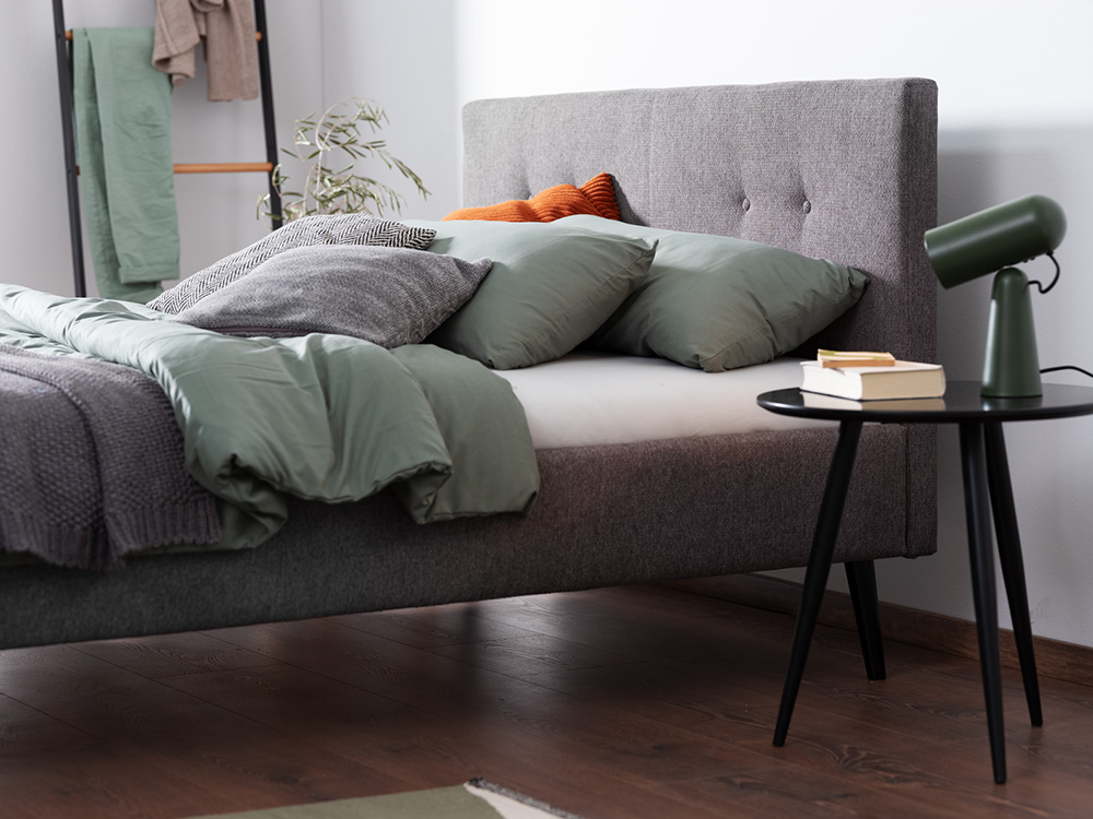 Lattenrost-Bett Mitis Hellgrauen Bett mit salbei-grüner Deko