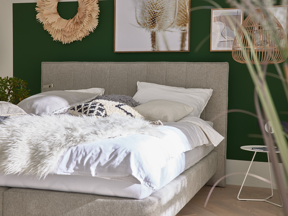 Boxspringbett Nirina Modernes und helles Schlafzimmer im Boho-Stil mit Bett Nirina