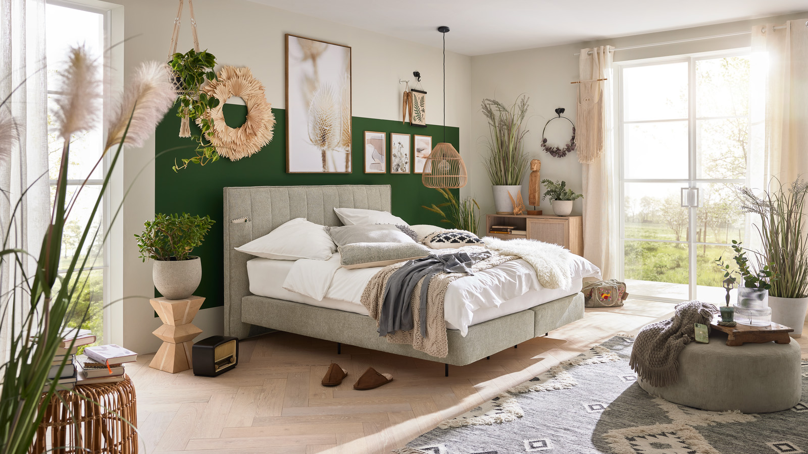 Material-Mix im Schlafzimmer mit Bett Nirina