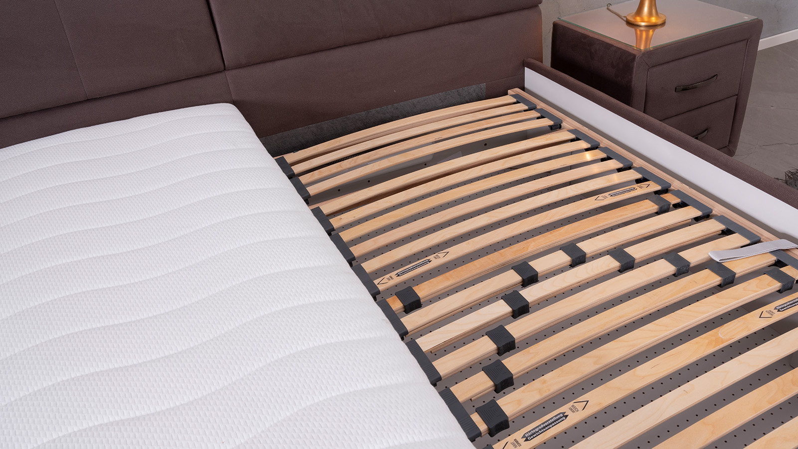 Bett mit Lattenrost und Matratze Bett mit Matratze und und eine Seite nur mit Lattenrost