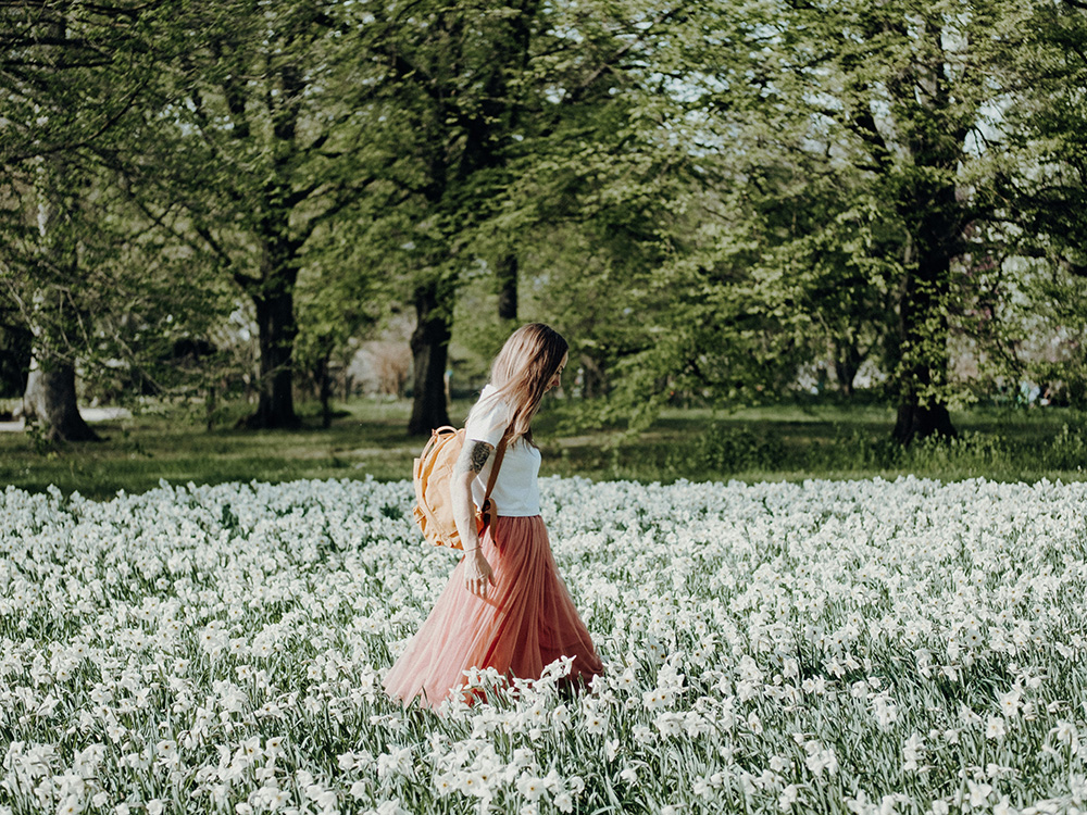 Frau beim Frühlingsspaziergang Frau beim Frühlingsspaziergang