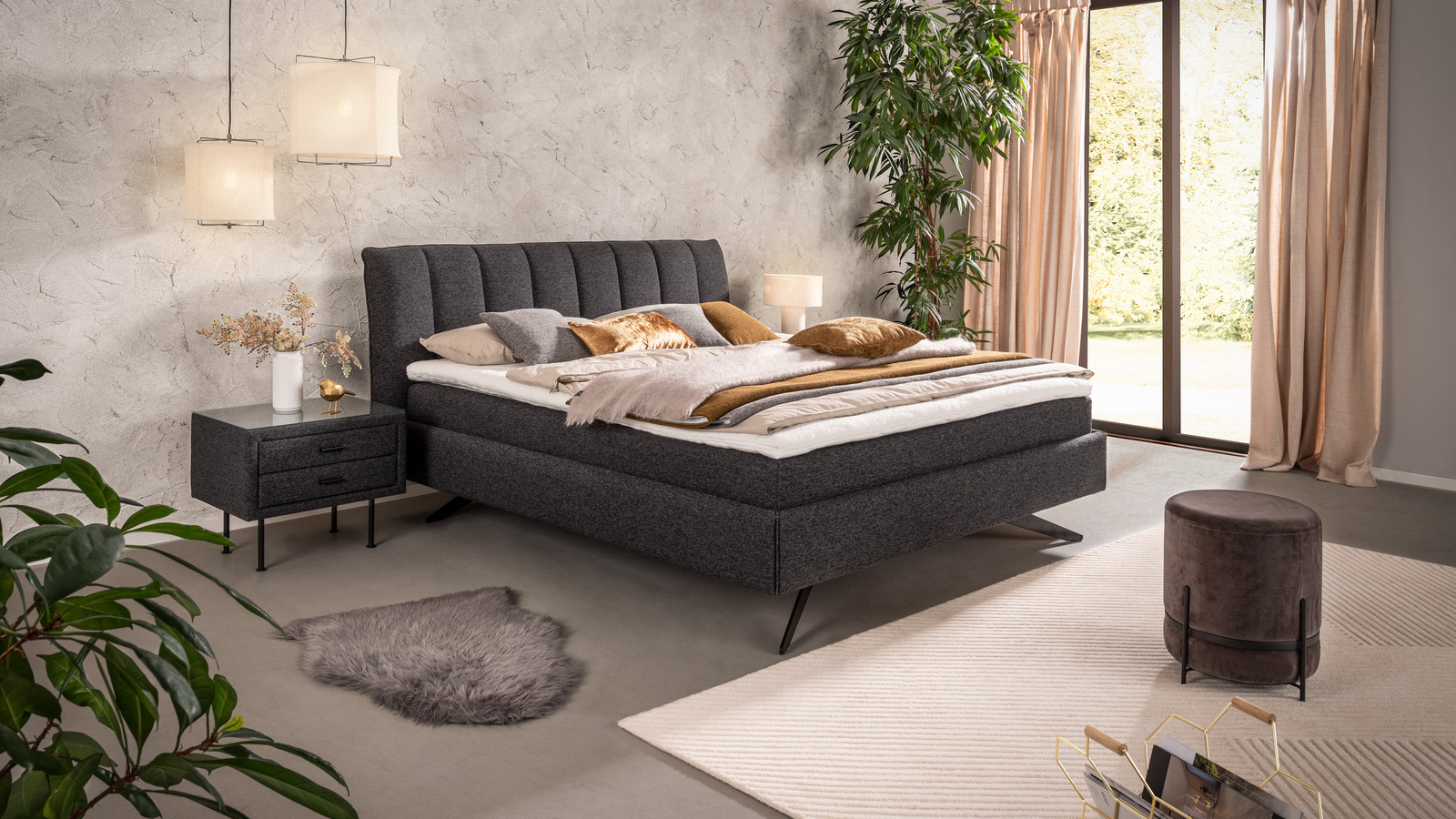 Boxspringbett DECURO in stylischem Schlafzimmer mit farblich abgestimmten Pölstern