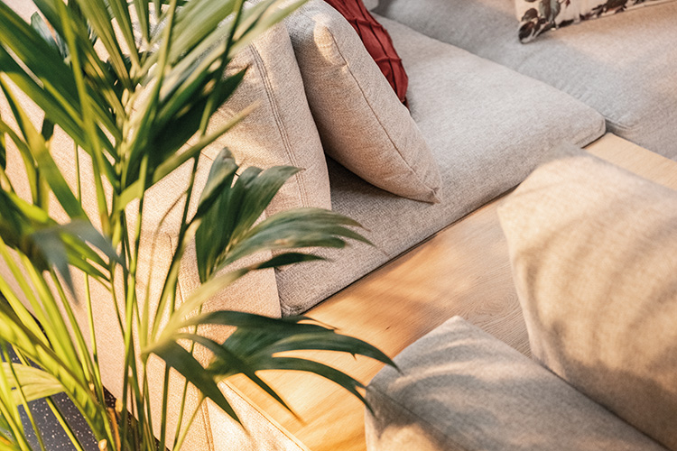 Sofa mit Frühlingsdeko