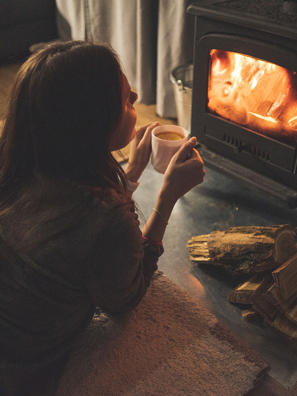 Frau vor Kamin Frau vor Kamin