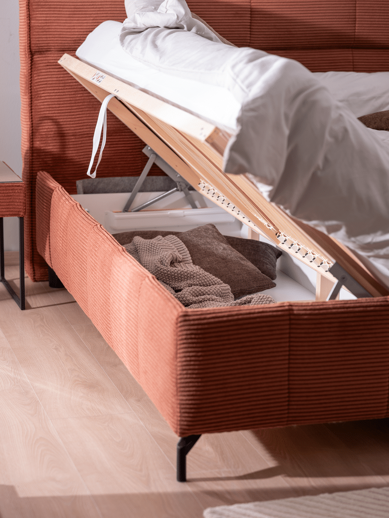 rot-braunes Cord-Bett RORIS von ADA Mindful Living mit Stauraum