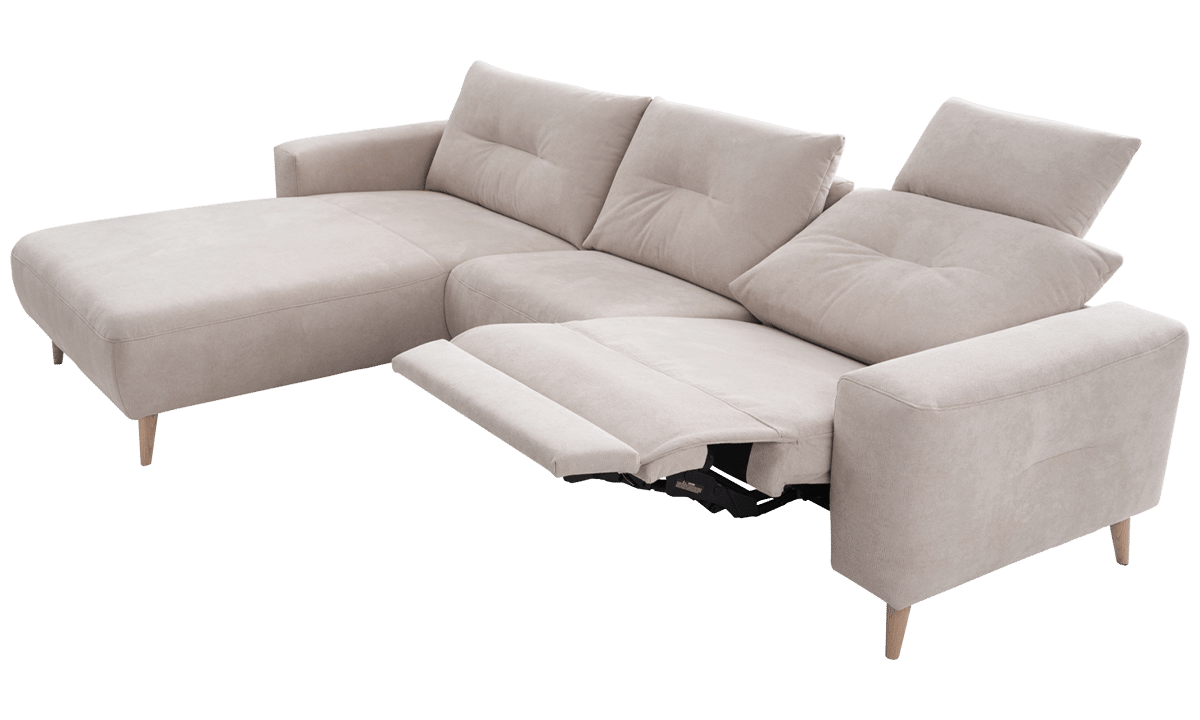 beiges Sofa ALIKA von ADA Möbel mit Holzfüßen im Scandi Stil mit Wall-Free-Relax-Funktion