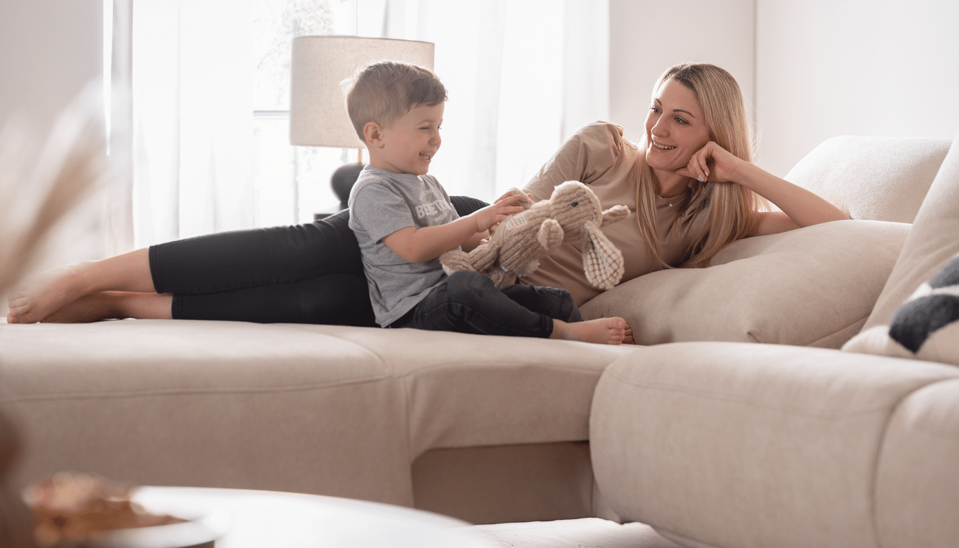 3xl-Alika beiges Sofa ALIKA von ADA Möbel mit Holzfüßen im Scandi Stil mit Liegefläche