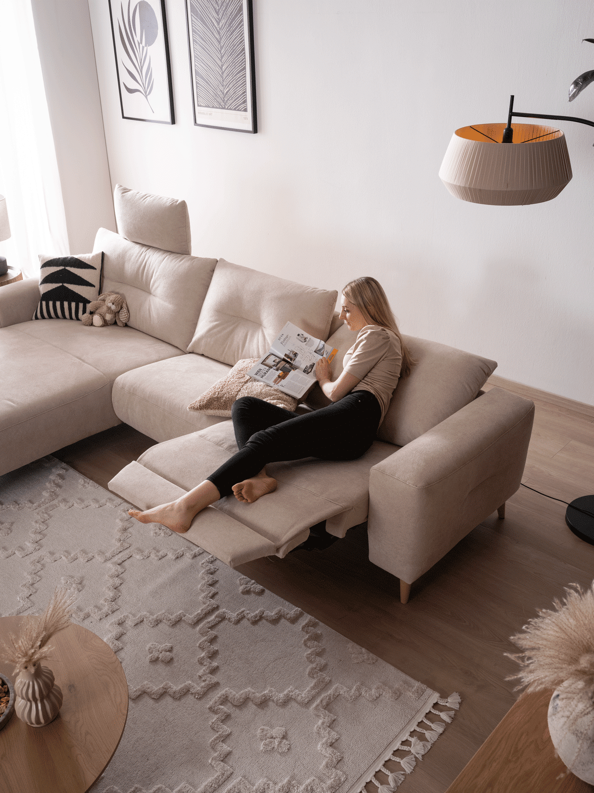 4xl-Alika-5 beiges Sofa ALIKA von ADA Möbel mit Holzfüßen im Scandi Stil mit Wall-Free-Relax-Funktion