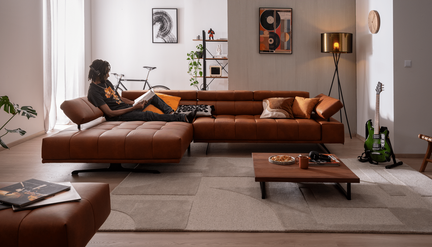 4xl-Raimo_EVI157_QF_AT Funktion_Model Sofa RAIMO in rot braunem Leder von ADA Möbel mit Nackenverstellung und Vorziehbank