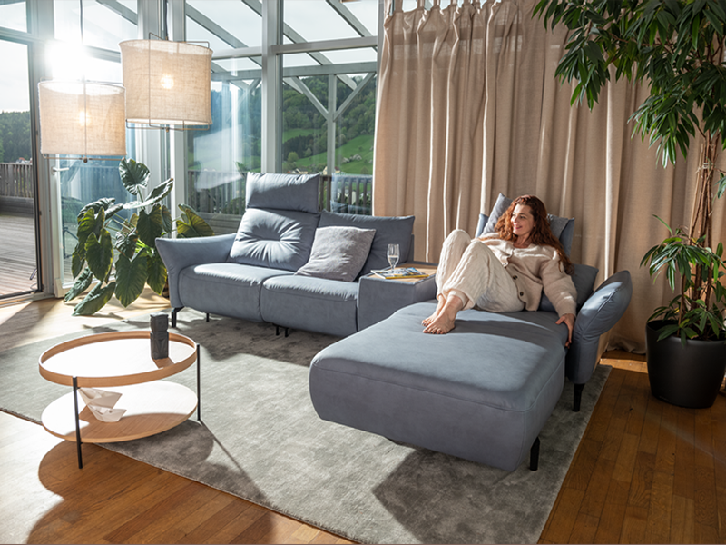 Salvia_800x600px blaues Sofa SALVIA von ADA in gemütlichem Terrassen-Ambiente zum Relaxen