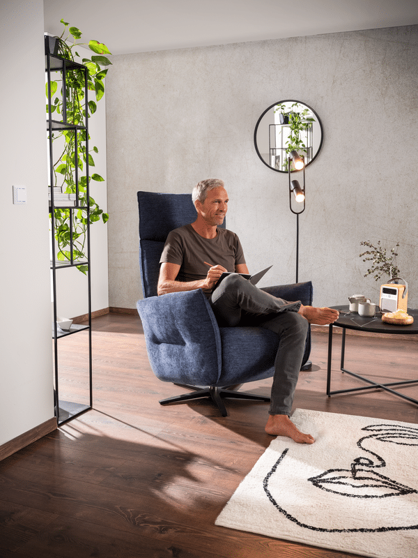 Blauer Sessel Leticia von ADA Möbel mit Relax-Verstellung der Marke ADA Mindful Living