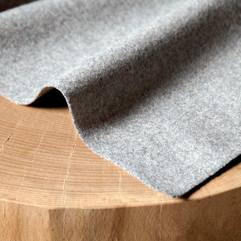 Sofa TIVOLI mit hellem Holzschrank