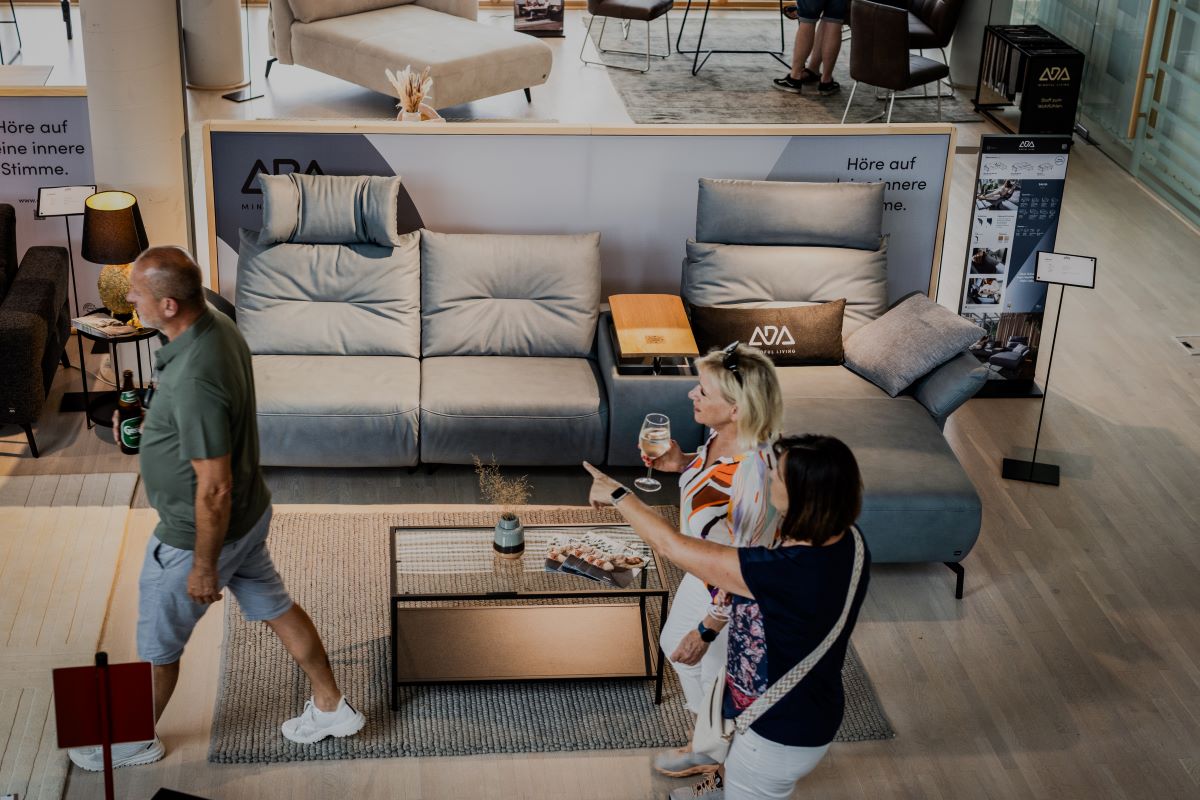 Tag der Offenen Tür_Schauraum Anger_2 (4) Sofa NOVARA mit Stauraum-Fach
