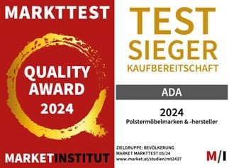Frau mit Tee und Kerzenschein auf Sofa