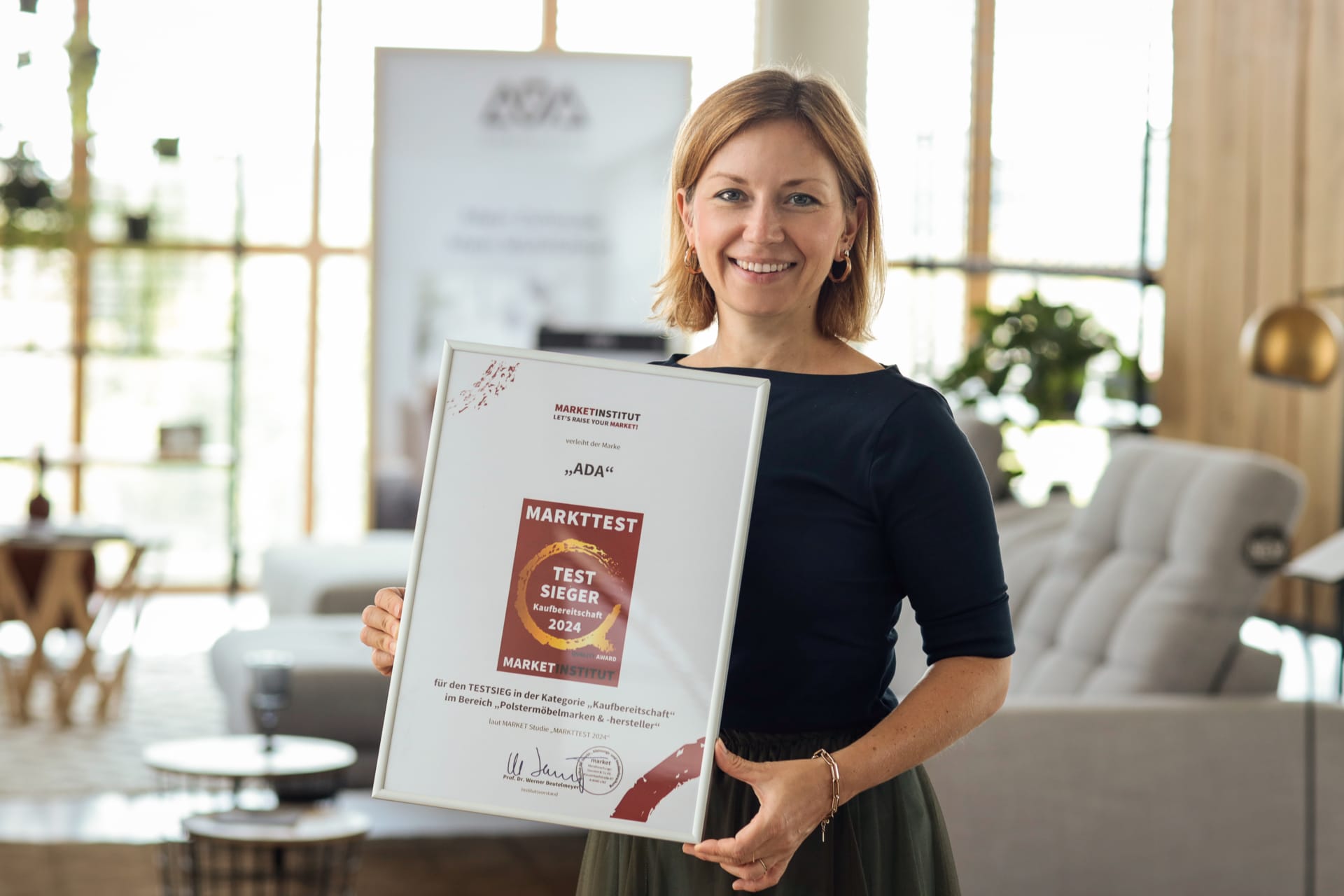 Frau mit Tee und Kerzenschein auf Sofa