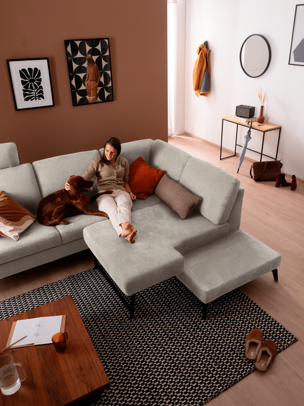 Wohnlandschaft ARLINA mit Drehelement und Frauchen und Hund Wohnlandschaft ARLINA mit Drehelement und Frauchen und Hund