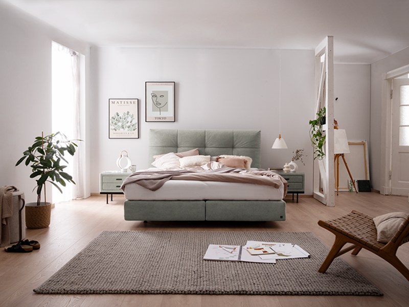 2xl-Amoena_800x600px-HU_01 Recycelbares Boxspringbett AMOENA von ADA Mindful Living im dekorativen Schlafzimmer