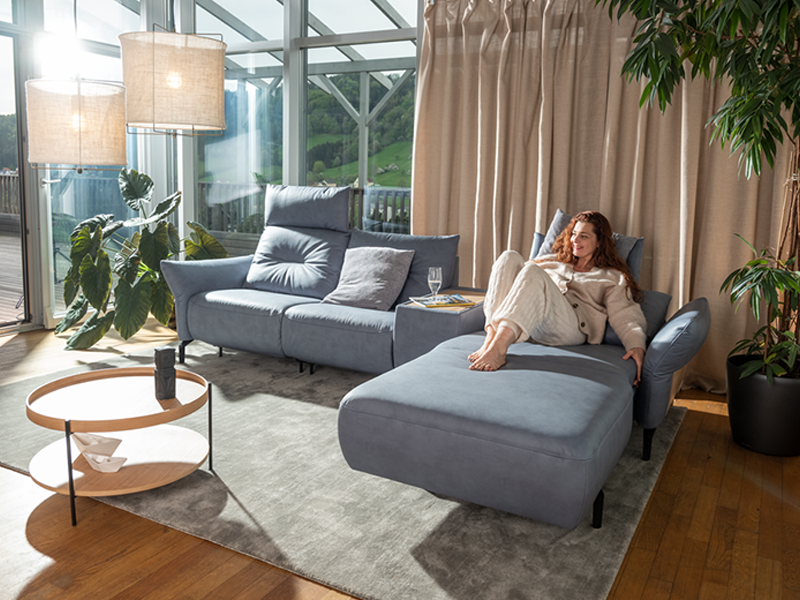 2xl-SALVIA_800x600px-HU Sofa SALVIA in blauem Leder von ADA Möbel