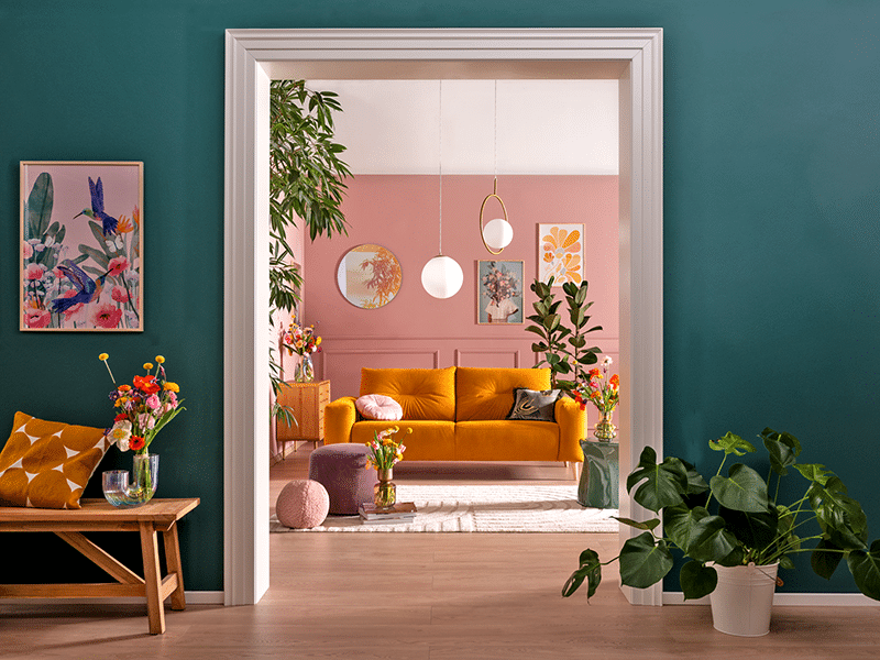 Alika_Fruehling_800x600px ADA Sofa ALIKA in gelb in einem bunten Wohnzimmer passend zum Frühling